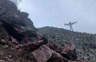 Batman’da dağdan kopan dev kayalar 10’dan fazla yolu ulaşıma kapattı