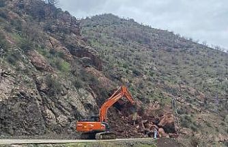Batman’da yola düşen kayaların kapattığı grup köy yolu ulaşıma açıldı