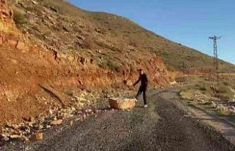 Batman’da yolu kapatan kayaları beden eğitimi öğretmeni temizledi