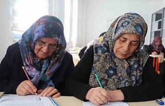 Battalgazi’de yaşlı vatandaşlara okuma yazma desteği