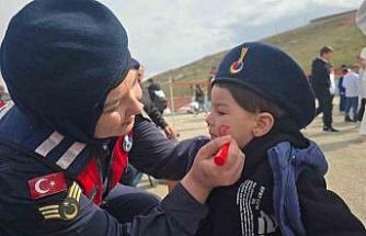 Bayburt’ta jandarması 23 Nisan’ı köy okulunda öğrencilerle kutladı