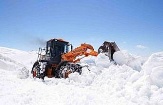 Bayburt’ta karla mücadele baharda da sürüyor: Soğanlı Geçidi’nde kıştan kalan karlar temizleniyor