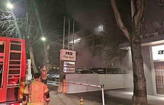 Beşiktaş’ta araç kiralama şirketinde çıkan yangında yaklaşık 100 milyon değerinde 15 araç alevlere teslim oldu