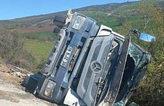 Beton mikseri şarampole yuvarlandı