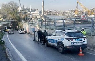 Beyoğlu’nda hafif ticari araç devrildi: Sürücü kazayı yara almadan atlattı