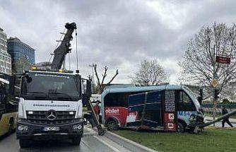 Beyoğlu’nda minibüs ile otomobil çarpıştı: 5 yaralı