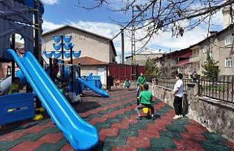 Beytüşşebap Kaymakamı Taşkıran, çocuklar için oyun parkı kurdu