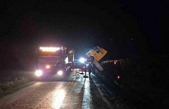 Bilecik’te devrilen tır trafiği olumsuz etkiledi