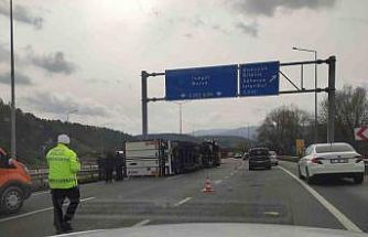 Bilecik’te kontrolden çıkan tır devrildi