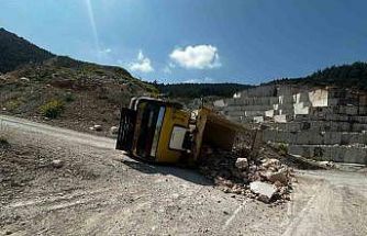 Bilecik’te taş yüklü kamyon devrildi: 2 yaralı