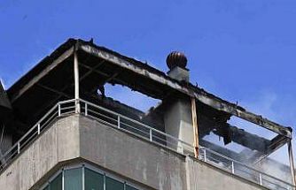 Binanın teras katında çıkan yangında yaşlı bina sakinleri, kapıları çalan kuryelerin yardımıyla tahliye edildi