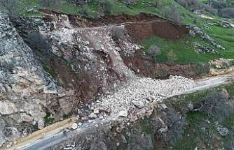 Bingöl’de heyelan yolu kapattı