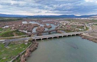 Bingöl’de Murat Nehri’nde debi yükseldi, tarihi köprüyle birlikte eşsiz manzaralar oluştu