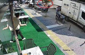 Bir anda patlayıp alev topuna dönen araçtan atlayıp canlarını zor kurtardılar