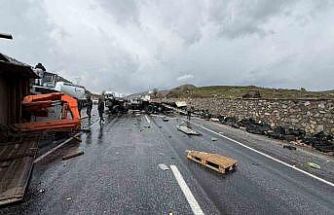 Bitlis’te iş makinesi ile tır çarpıştı: 1’i ağır 3 yaralı