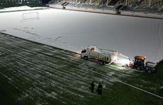 Bitlis’te maç öncesi sahada karla mücadele çalışması