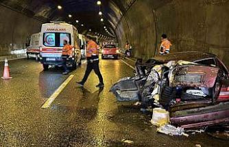 Bolu Dağı Tüneli’nde tırla çarpışan otomobil hurdaya döndü: 5 yaralı