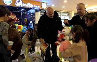 Bolu’da 23 Nisan’da çocukların oyuncak sevinci