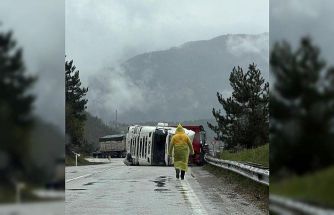 Bolu’da kömür yüklü tır, kayganlaşan yolda devrildi