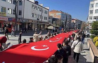 Bolu’da öğrenciler 200 metrelik Türk bayrağıyla caddede yürüdü