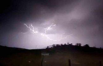 Bolu’da şimşekler geceyi aydınlattı