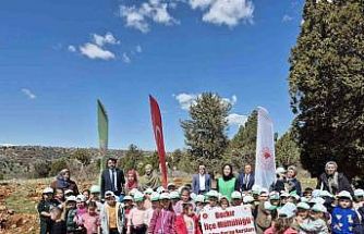 Bozkır’da minik öğrencilerden fidan dikme etkinliği
