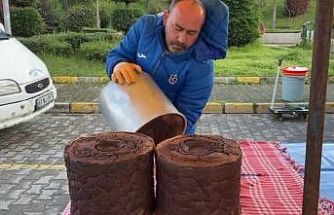 Bu mısır ekmeği teneke kovada pişiyor