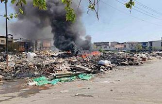 Buca’da sanayi atıklarının döküldüğü alanda yangın çıktı