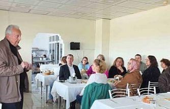 Burhaniye’de Yüksek Öğrenim Derneği üyeleri kahvaltıda buluştu