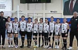Burhaniyeli minik sporcular voleybolda birinci oldu