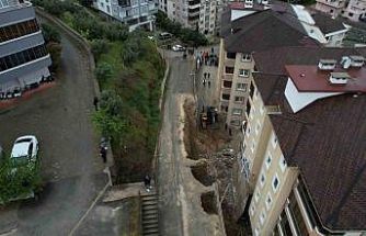 Bursa’da korkutan göçük havadan görüntülendi...Balkonlar yıkıldı, araçlar enkaz altında