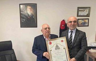 Cami yaptıran hayırsever iş insanlarına takdir belgesi takdim edildi