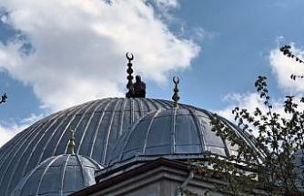 Caminin çatısına çıkan şahıs 2 saatlik çabanın sonunda ikna edilerek aşağı indirildi