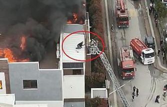 Can pazarında korku dolu anlar kameraya yansıdı... Metrelerce yüksekte itfaiye ekiplerini böyle bekledi