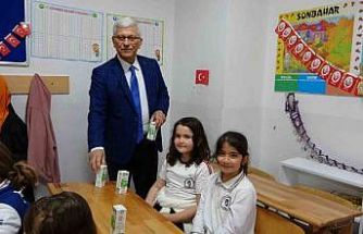Çanakkale’de öğrencilere ücretsiz süt ikramı