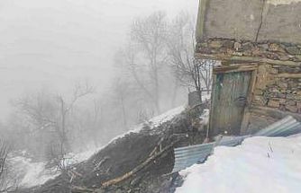 Çatak’ta toprak kayması: 2 katlı ev hasar gördü