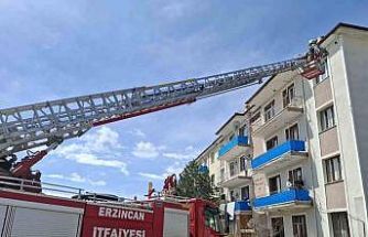 Çatıya takılan kuşu itfaiye kurtardı