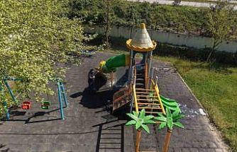 Çayırova’da parkların oyun grupları yıkanıyor