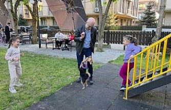 Ceku’nun park keyfi: Kaydıraktan kayıyor, çocuklarla oynuyor