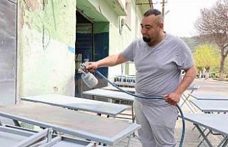 Cemiyetlerin vazgeçilmezi demir masalar sezona hazırlanıyor