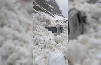 Çığ altında kalmaktan son anda kurtuldular