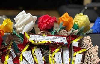 Çikolata ve çiçeklere yazdıkları notlarla öğretmenlerine sürpriz yaptılar