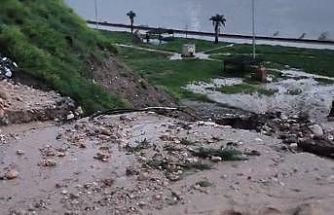 Cizre’de heyelan yolu kapattı, çok sayıda araç ve vatandaş mahsur kaldı