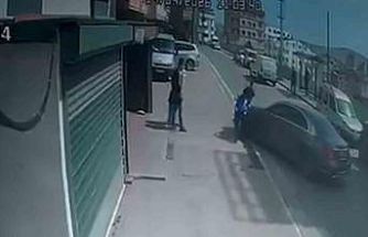 Çocuğunu tehdit ettiğini iddia ettiği motosikletliye otomobiliyle böyle çarptı