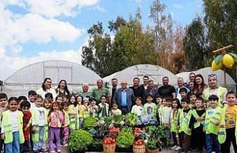 Çocuk serasında minikler yetiştirdikleri sebzeleri hasat etti