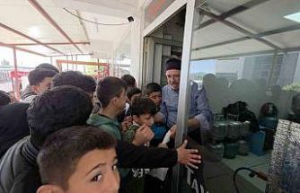 Çocuklara moral vermek isteyen esnaf, depremzede öğrencilere ücretsiz döner dağıttı