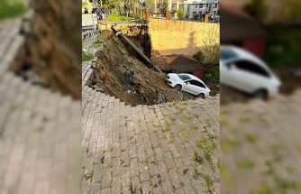 Çöken duvarla birlikte otomobil okul bahçesine düştü