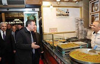 Cumhurbaşkanı Yardımcısı Yılmaz’dan Diyarbakır’da ‘tatlı’ molası