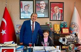 Darende Belediyesi’nde 23 Nisan’da makam çocuklara emanet edildi