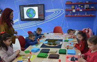 Demirci’de çocuklar bayramı bilimle kutladı